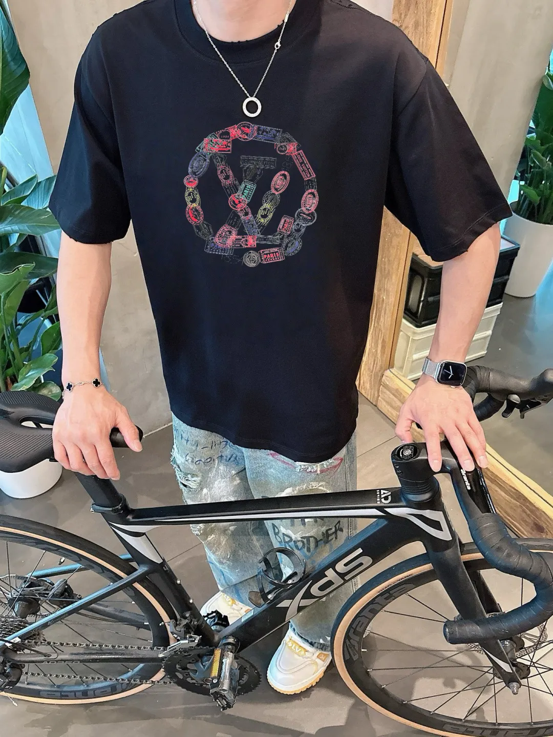 🅿️190 LV 2025 spring and summer new style debut counter, the latest short-sleeved round neck T-shirt, high-end customization, avant-garde and fashionable design! The brand logo emphasizes craftsmanship and is designed with high-end custom fabrics. Soft to the touch. Comfortable to wear. Exquisite stitching at the counter level. Fine workmanship. The upper body effect is incomparably handsome! A must-have item for a stylish man! 😇 Size: S-XXL